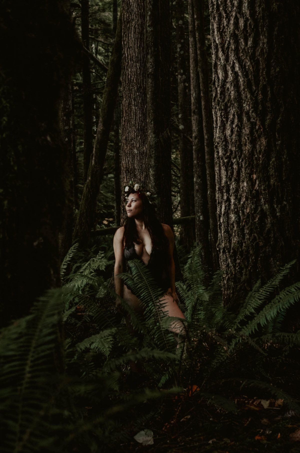 boudoir, seattle-boudoir, seattle-boudoir-photographer, boudoir-photographer, boudoir-photography, boudoir-session, boudoir-photos, wallace-falls-washington, wallace-falls, forest, outdoor-boudoir, naked-in-the-woods, trees, evergreen-trees, ferns, flower-crown, headpiece, 