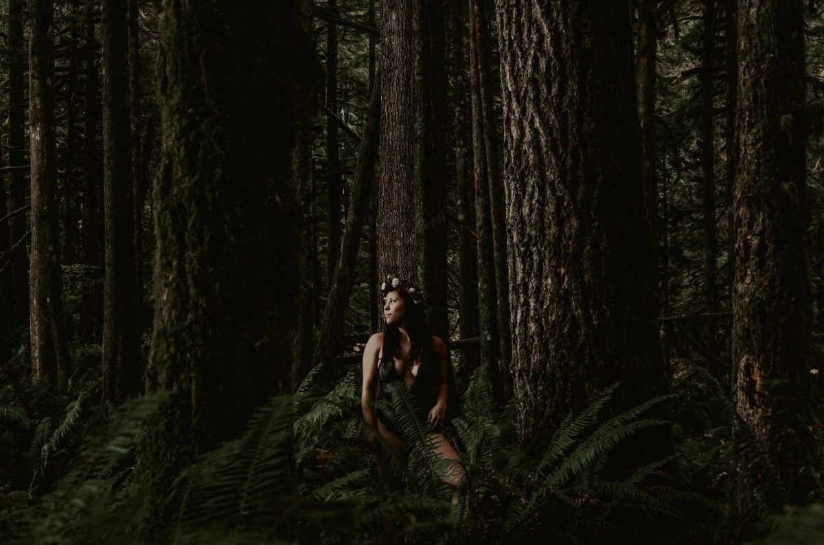boudoir, seattle-boudoir, seattle-boudoir-photographer, boudoir-photographer, boudoir-photography, boudoir-session, boudoir-photos, wallace-falls-washington, wallace-falls, forest, outdoor-boudoir, naked-in-the-woods, trees, evergreen-trees, ferns, flower-crown, headpiece, 