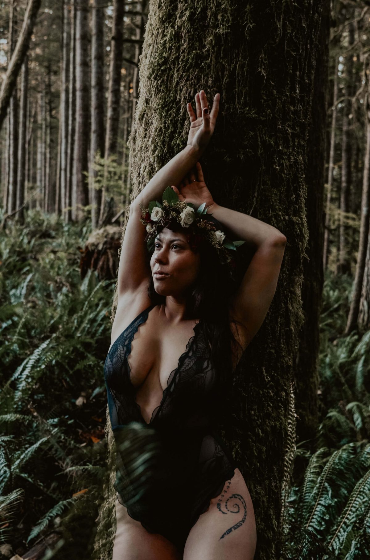 boudoir, seattle-boudoir, seattle-boudoir-photographer, boudoir-photographer, boudoir-photography, boudoir-session, boudoir-photos, wallace-falls-washington, wallace-falls, forest, outdoor-boudoir, naked-in-the-woods, trees, evergreen-trees, ferns, flower-crown, headpiece, 