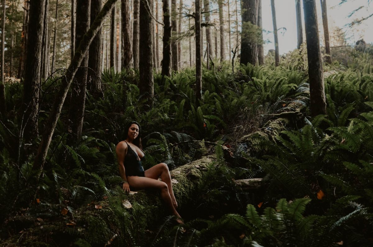 boudoir, seattle-boudoir, seattle-boudoir-photographer, boudoir-photographer, boudoir-photography, boudoir-session, boudoir-photos, wallace-falls-washington, wallace-falls, forest, outdoor-boudoir, naked-in-the-woods, trees, evergreen-trees, ferns, flower-crown, headpiece, 