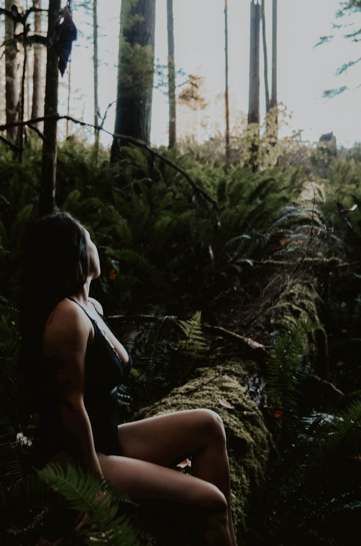 boudoir, seattle-boudoir, seattle-boudoir-photographer, boudoir-photographer, boudoir-photography, boudoir-session, boudoir-photos, wallace-falls-washington, wallace-falls, forest, outdoor-boudoir, naked-in-the-woods, trees, evergreen-trees, ferns, flower-crown, headpiece, 