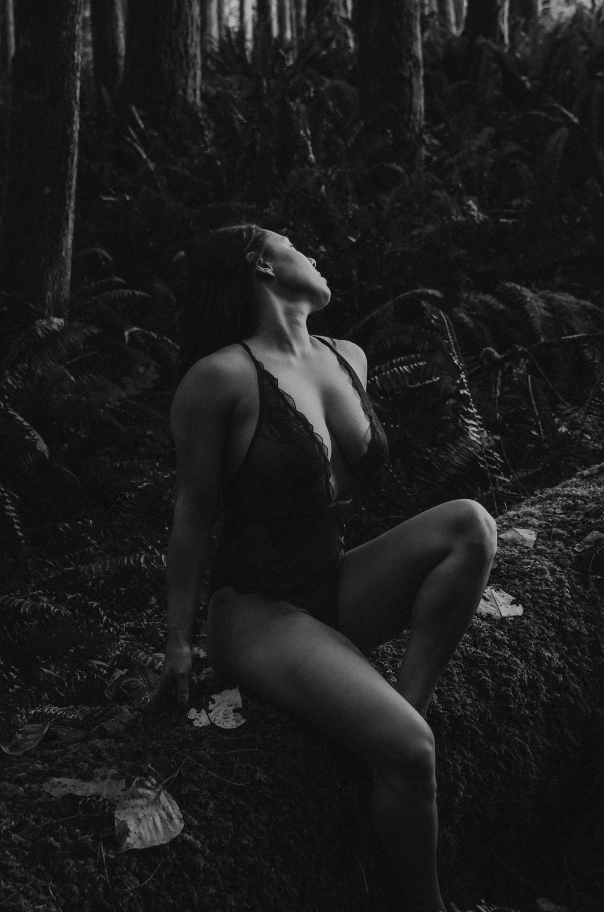 boudoir, seattle-boudoir, seattle-boudoir-photographer, boudoir-photographer, boudoir-photography, boudoir-session, boudoir-photos, wallace-falls-washington, wallace-falls, forest, outdoor-boudoir, naked-in-the-woods, trees, evergreen-trees, ferns, flower-crown, headpiece, 