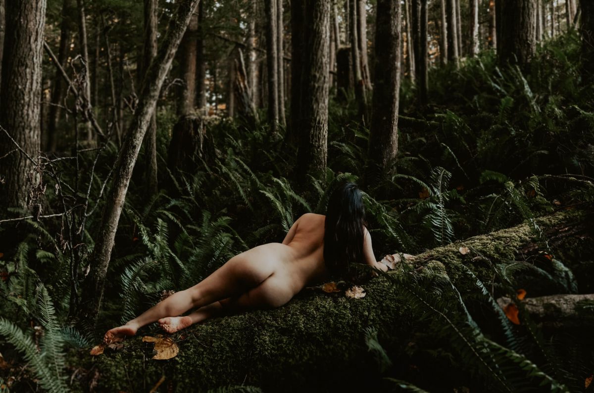 boudoir, seattle-boudoir, seattle-boudoir-photographer, boudoir-photographer, boudoir-photography, boudoir-session, boudoir-photos, wallace-falls-washington, wallace-falls, forest, outdoor-boudoir, naked-in-the-woods, trees, evergreen-trees, ferns, flower-crown, headpiece, 