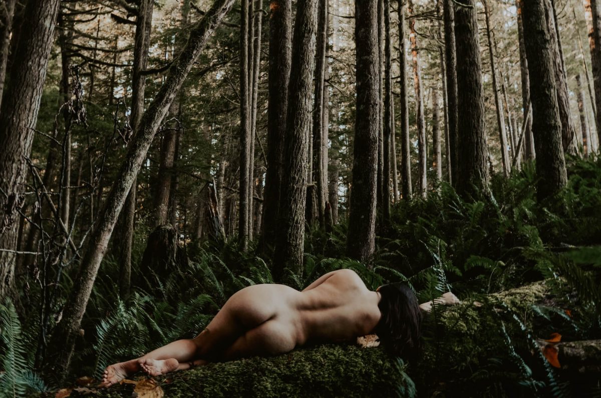 boudoir, seattle-boudoir, seattle-boudoir-photographer, boudoir-photographer, boudoir-photography, boudoir-session, boudoir-photos, wallace-falls-washington, wallace-falls, forest, outdoor-boudoir, naked-in-the-woods, trees, evergreen-trees, ferns, flower-crown, headpiece, 
