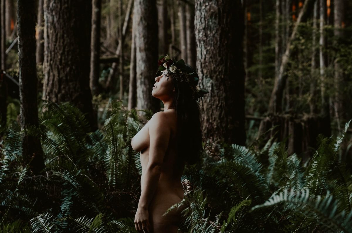 boudoir, seattle-boudoir, seattle-boudoir-photographer, boudoir-photographer, boudoir-photography, boudoir-session, boudoir-photos, wallace-falls-washington, wallace-falls, forest, outdoor-boudoir, naked-in-the-woods, trees, evergreen-trees, ferns, flower-crown, headpiece, 