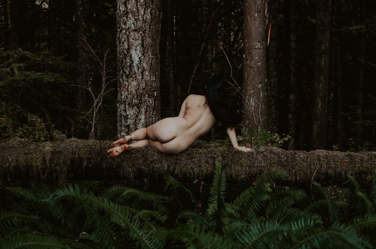 boudoir, seattle-boudoir, seattle-boudoir-photographer, boudoir-photographer, boudoir-photography, boudoir-session, boudoir-photos, wallace-falls-washington, wallace-falls, forest, outdoor-boudoir, naked-in-the-woods, trees, evergreen-trees, ferns, flower-crown, headpiece, 