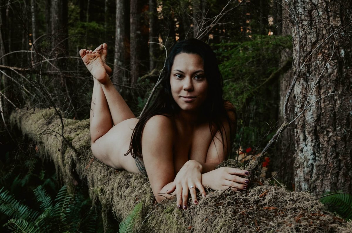 boudoir, seattle-boudoir, seattle-boudoir-photographer, boudoir-photographer, boudoir-photography, boudoir-session, boudoir-photos, wallace-falls-washington, wallace-falls, forest, outdoor-boudoir, naked-in-the-woods, trees, evergreen-trees, ferns, flower-crown, headpiece, 