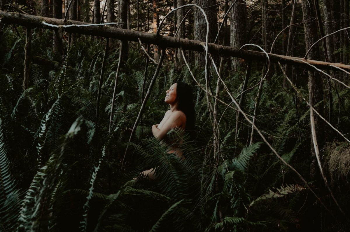 boudoir, seattle-boudoir, seattle-boudoir-photographer, boudoir-photographer, boudoir-photography, boudoir-session, boudoir-photos, wallace-falls-washington, wallace-falls, forest, outdoor-boudoir, naked-in-the-woods, trees, evergreen-trees, ferns, flower-crown, headpiece, 