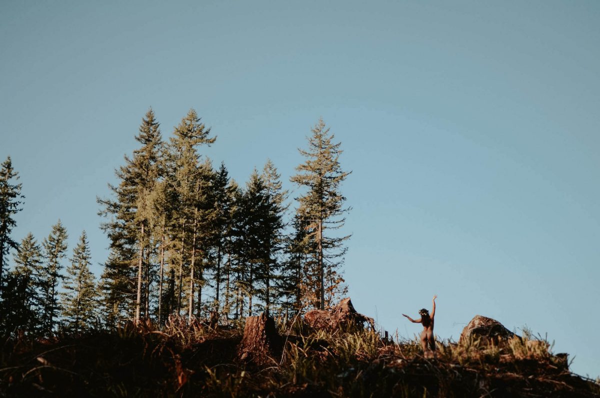 boudoir, seattle-boudoir, seattle-boudoir-photographer, boudoir-photographer, boudoir-photography, boudoir-session, boudoir-photos, wallace-falls-washington, wallace-falls, forest, outdoor-boudoir, naked-in-the-woods, trees, evergreen-trees, ferns, flower-crown, headpiece, 
