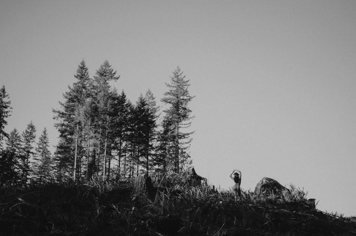 boudoir, seattle-boudoir, seattle-boudoir-photographer, boudoir-photographer, boudoir-photography, boudoir-session, boudoir-photos, wallace-falls-washington, wallace-falls, forest, outdoor-boudoir, naked-in-the-woods, trees, evergreen-trees, ferns, flower-crown, headpiece, 