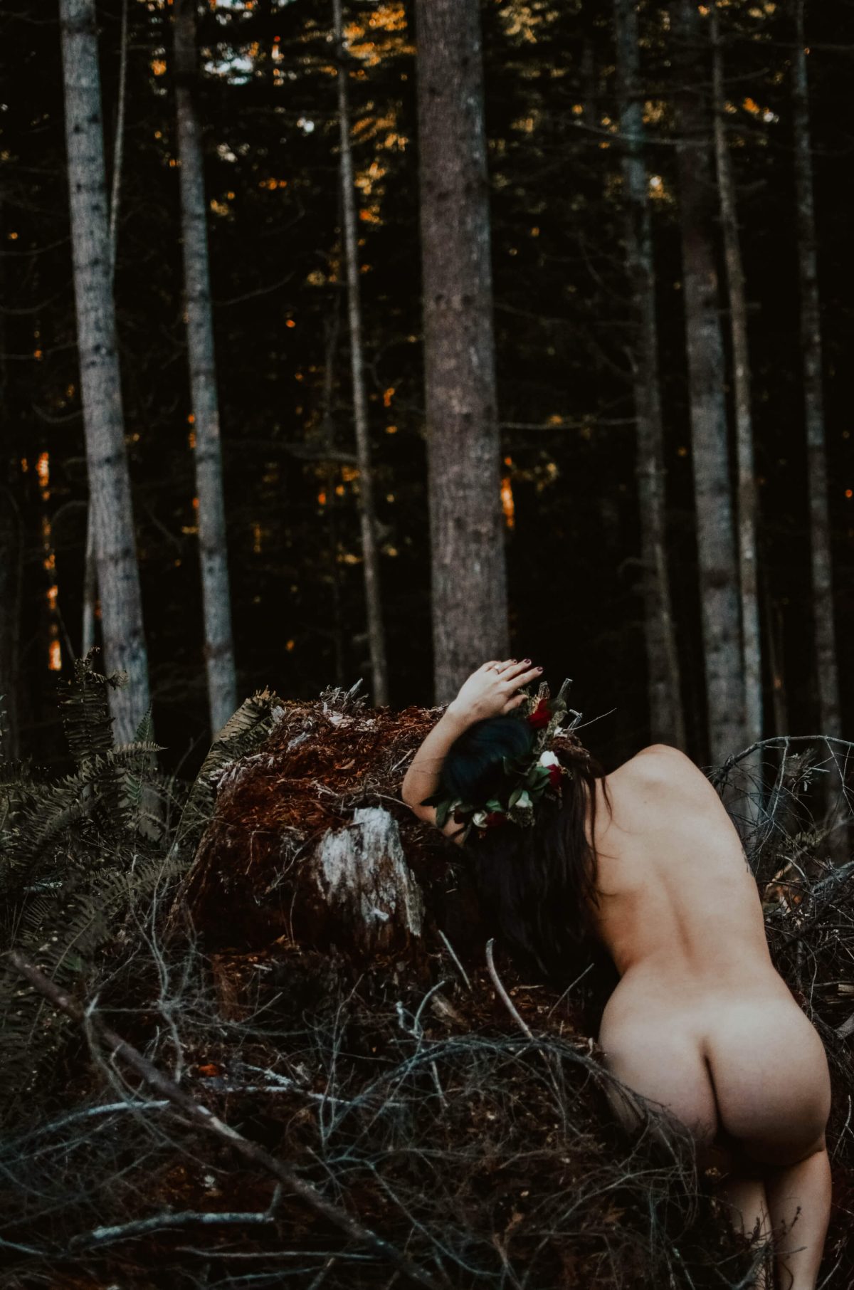 boudoir, seattle-boudoir, seattle-boudoir-photographer, boudoir-photographer, boudoir-photography, boudoir-session, boudoir-photos, wallace-falls-washington, wallace-falls, forest, outdoor-boudoir, naked-in-the-woods, trees, evergreen-trees, ferns, flower-crown, headpiece, 