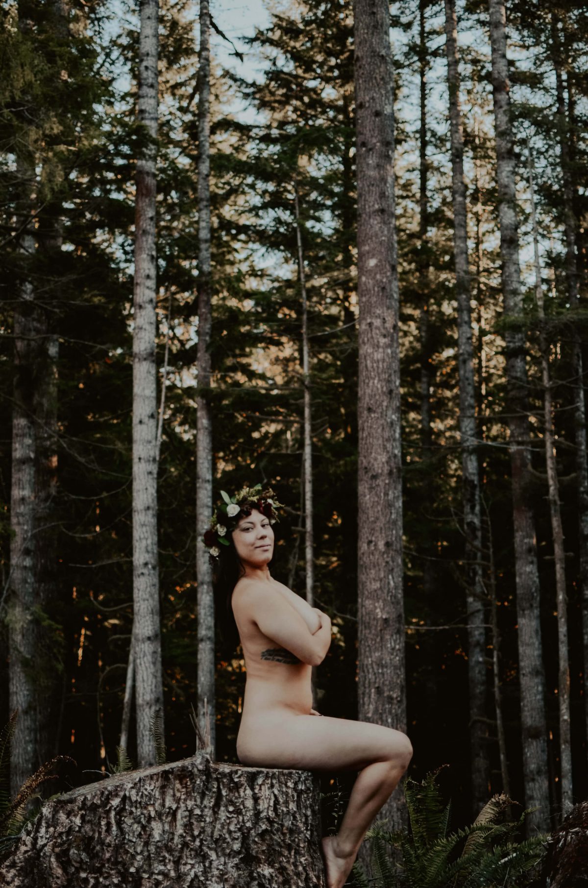 boudoir, seattle-boudoir, seattle-boudoir-photographer, boudoir-photographer, boudoir-photography, boudoir-session, boudoir-photos, wallace-falls-washington, wallace-falls, forest, outdoor-boudoir, naked-in-the-woods, trees, evergreen-trees, ferns, flower-crown, headpiece, 
