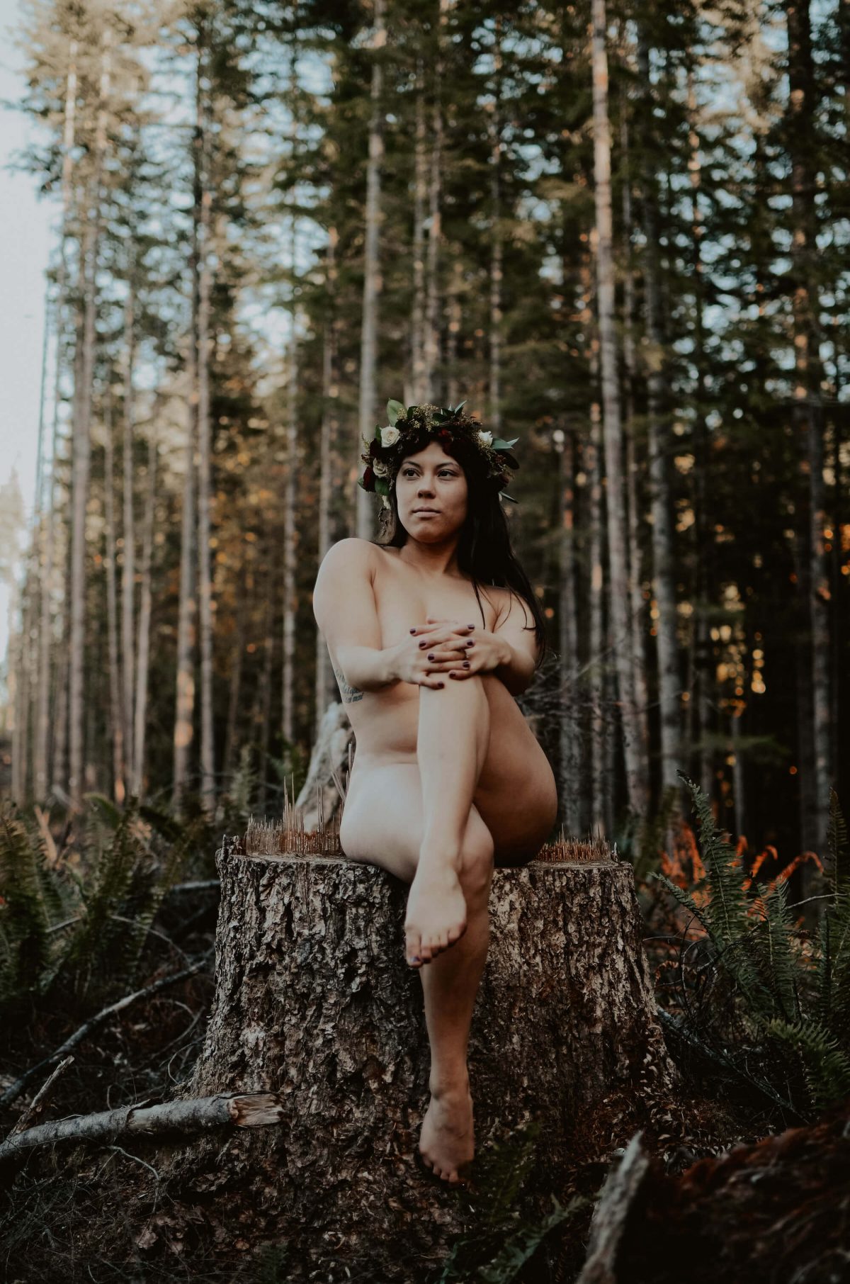 boudoir, seattle-boudoir, seattle-boudoir-photographer, boudoir-photographer, boudoir-photography, boudoir-session, boudoir-photos, wallace-falls-washington, wallace-falls, forest, outdoor-boudoir, naked-in-the-woods, trees, evergreen-trees, ferns, flower-crown, headpiece, 