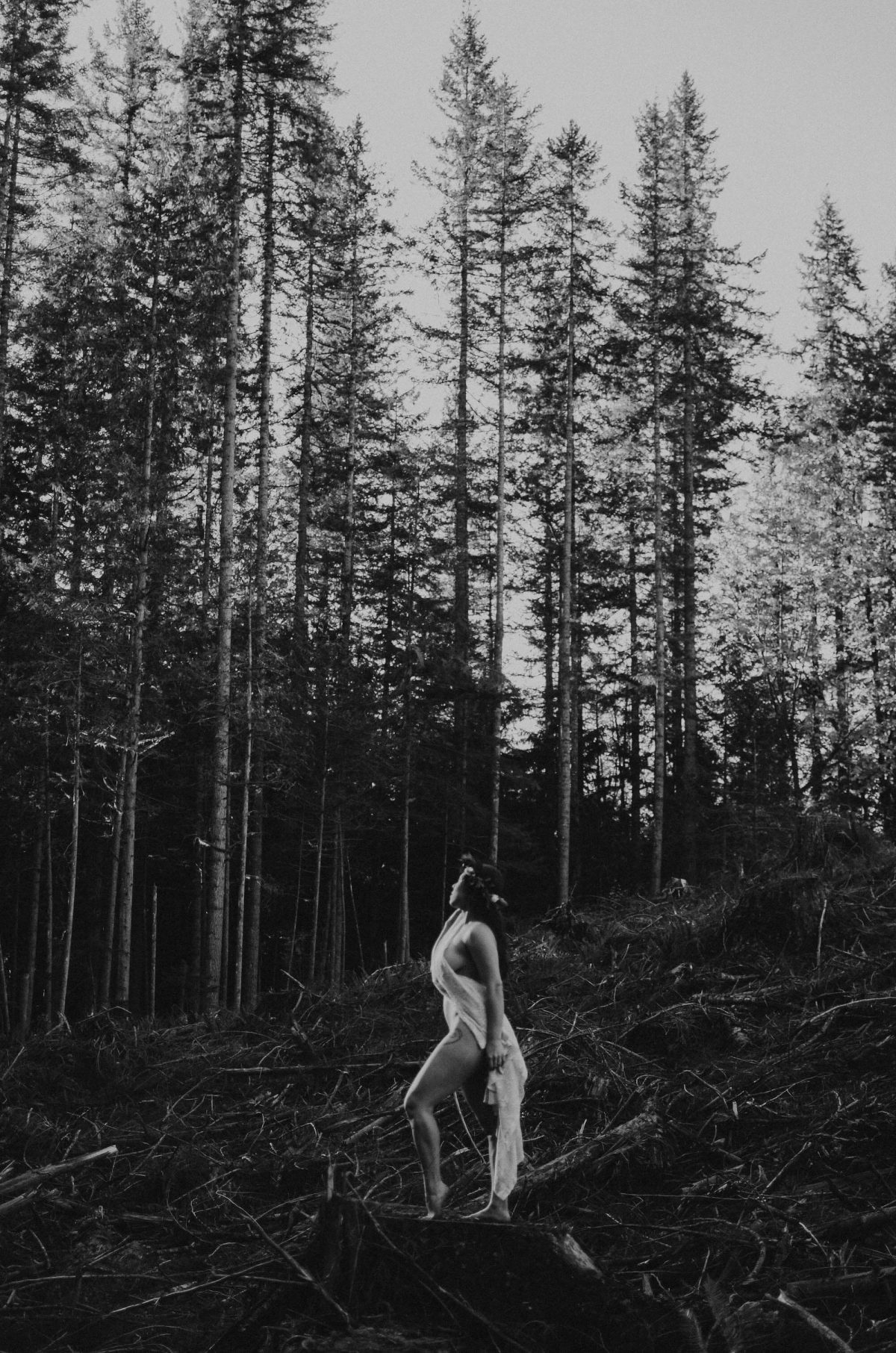 boudoir, seattle-boudoir, seattle-boudoir-photographer, boudoir-photographer, boudoir-photography, boudoir-session, boudoir-photos, wallace-falls-washington, wallace-falls, forest, outdoor-boudoir, naked-in-the-woods, trees, evergreen-trees, ferns, flower-crown, headpiece, 