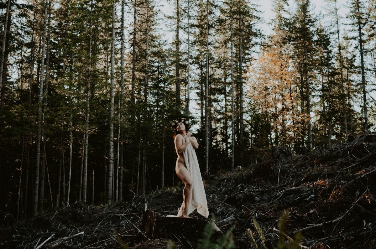 boudoir, seattle-boudoir, seattle-boudoir-photographer, boudoir-photographer, boudoir-photography, boudoir-session, boudoir-photos, wallace-falls-washington, wallace-falls, forest, outdoor-boudoir, naked-in-the-woods, trees, evergreen-trees, ferns, flower-crown, headpiece, 