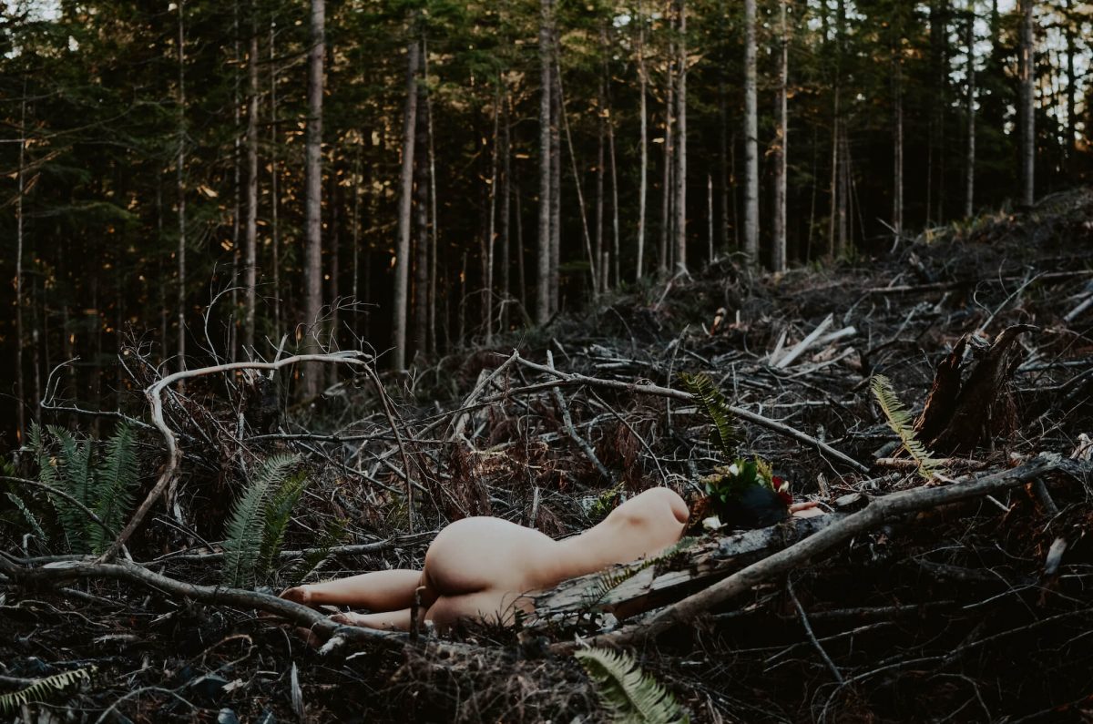 boudoir, seattle-boudoir, seattle-boudoir-photographer, boudoir-photographer, boudoir-photography, boudoir-session, boudoir-photos, wallace-falls-washington, wallace-falls, forest, outdoor-boudoir, naked-in-the-woods, trees, evergreen-trees, ferns, flower-crown, headpiece, 