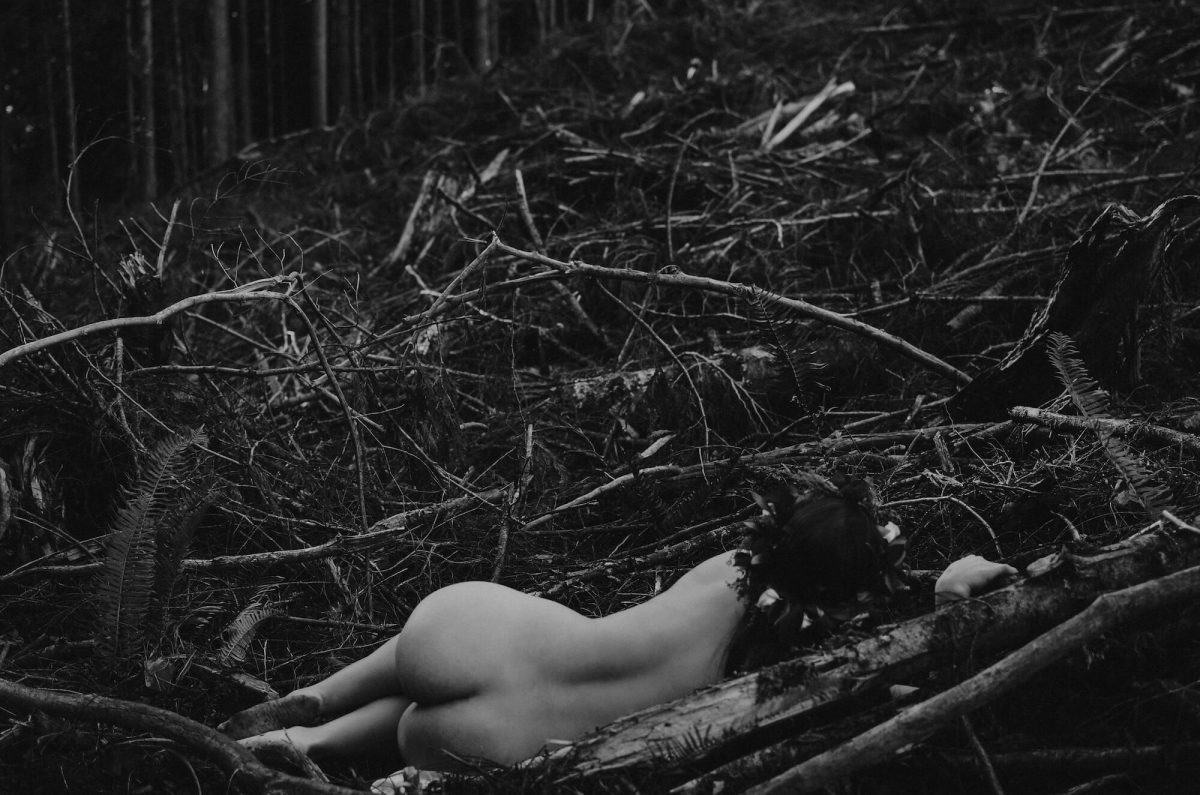 boudoir, seattle-boudoir, seattle-boudoir-photographer, boudoir-photographer, boudoir-photography, boudoir-session, boudoir-photos, wallace-falls-washington, wallace-falls, forest, outdoor-boudoir, naked-in-the-woods, trees, evergreen-trees, ferns, flower-crown, headpiece, 