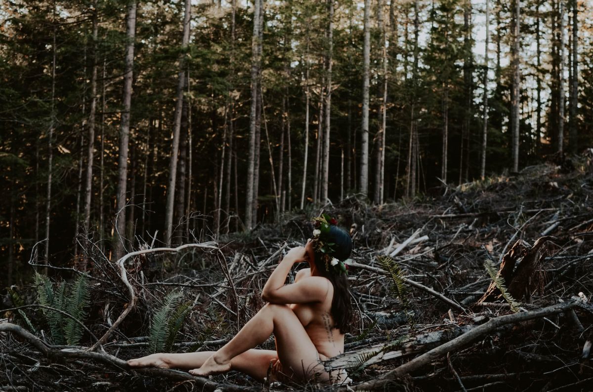 boudoir, seattle-boudoir, seattle-boudoir-photographer, boudoir-photographer, boudoir-photography, boudoir-session, boudoir-photos, wallace-falls-washington, wallace-falls, forest, outdoor-boudoir, naked-in-the-woods, trees, evergreen-trees, ferns, flower-crown, headpiece, 