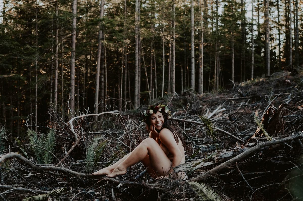 boudoir, seattle-boudoir, seattle-boudoir-photographer, boudoir-photographer, boudoir-photography, boudoir-session, boudoir-photos, wallace-falls-washington, wallace-falls, forest, outdoor-boudoir, naked-in-the-woods, trees, evergreen-trees, ferns, flower-crown, headpiece, 