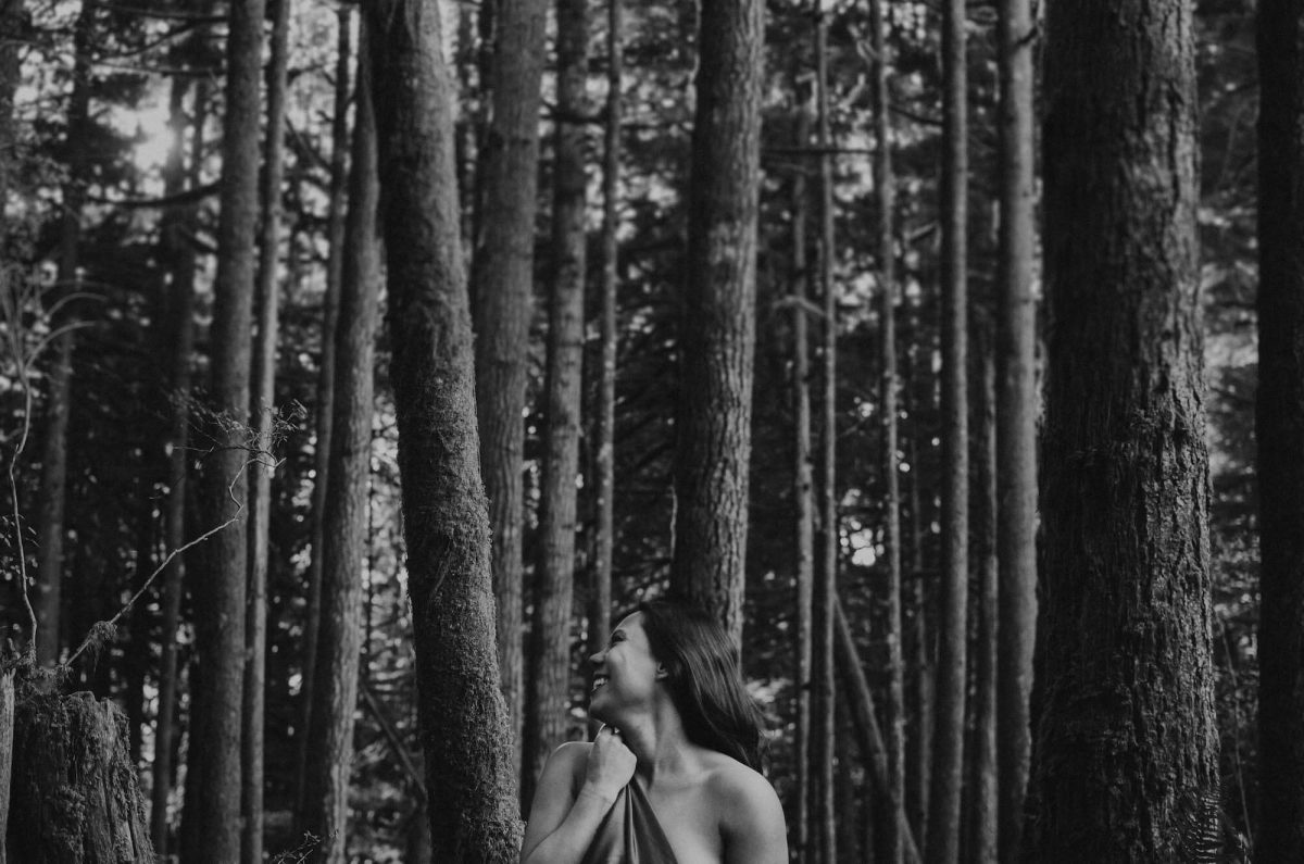boudoir, seattle-boudoir, seattle-boudoir-photographer, boudoir-photographer, boudoir-photography, boudoir-session, boudoir-photos, wallace-falls-washington, wallace-falls, forest, outdoor-boudoir, naked-in-the-woods, trees, evergreen-trees, ferns, flower-crown, headpiece, 