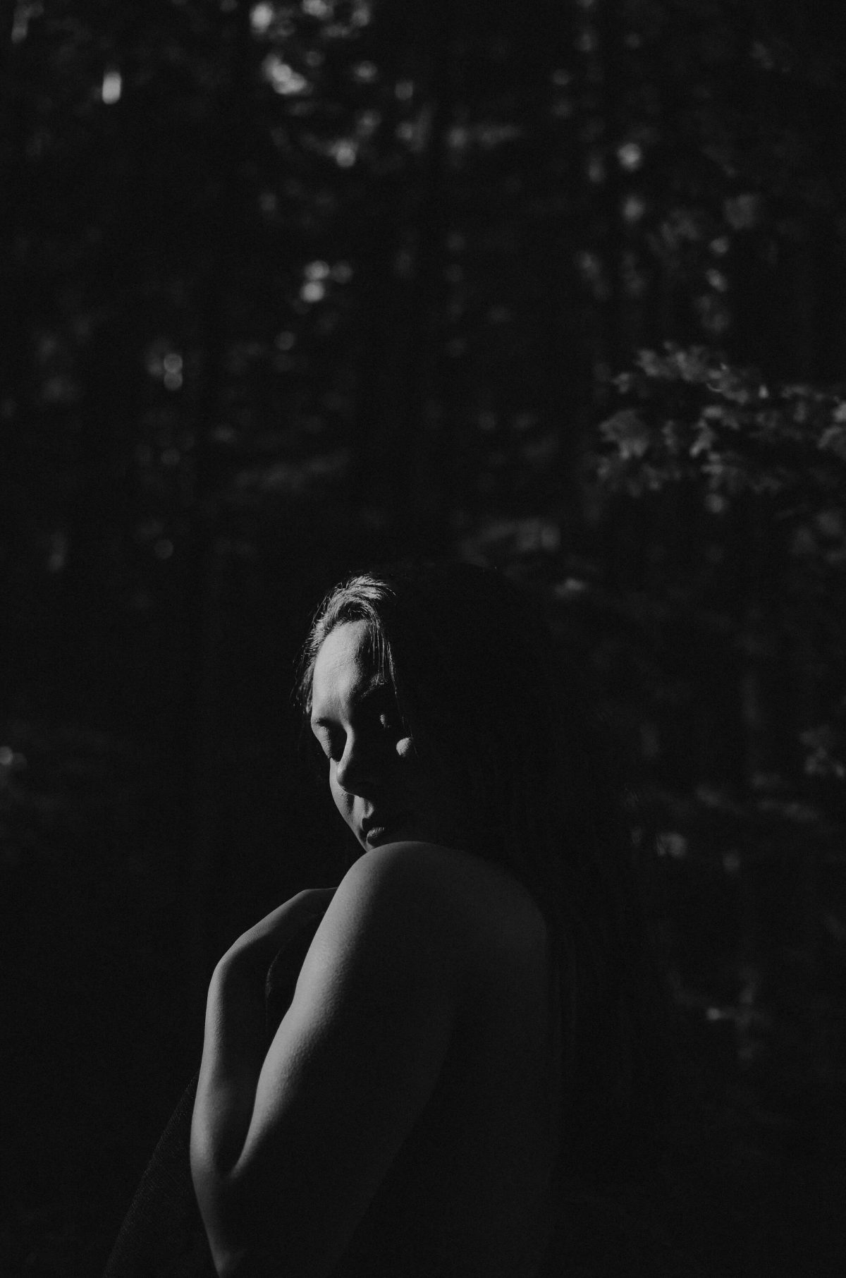 boudoir, seattle-boudoir, seattle-boudoir-photographer, boudoir-photographer, boudoir-photography, boudoir-session, boudoir-photos, wallace-falls-washington, wallace-falls, forest, outdoor-boudoir, naked-in-the-woods, trees, evergreen-trees, ferns, flower-crown, headpiece, 