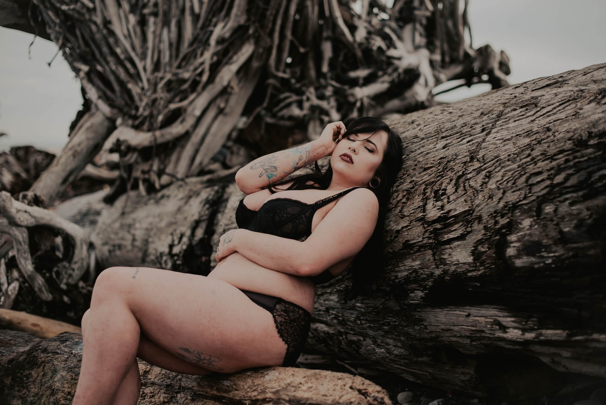 woman posing on drift wood port angeles boudoir session outdoors 