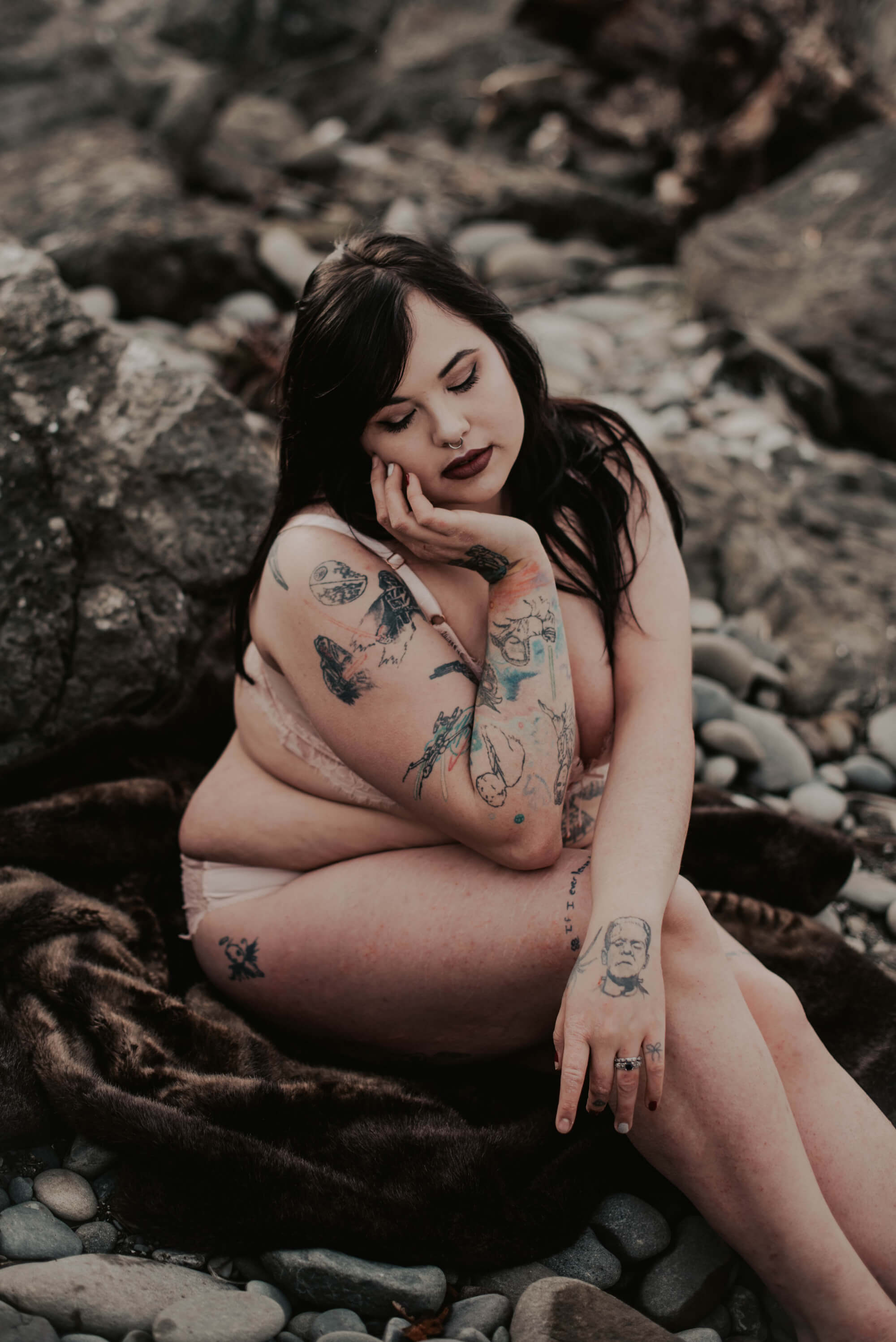 tattooed woman port angeles boduoir posing on cold beach