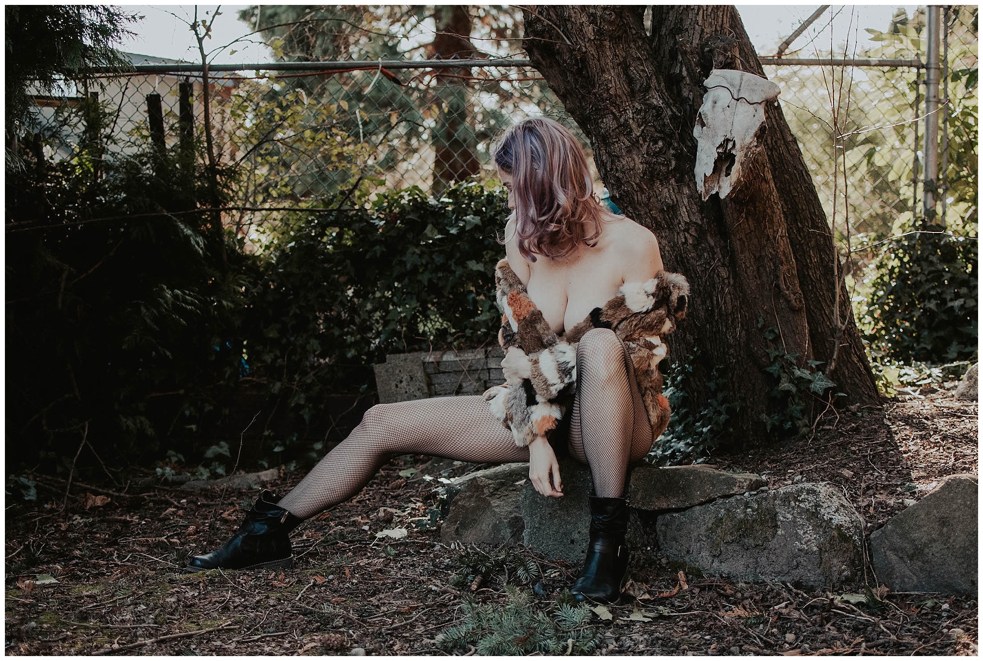 boudoir, boudoir-photographer, boudoir-photography, boudoir-photos, boudoir-session, boudoir-photoshoot, home-boudoir, wallingford-seattle, outdoor-boudoir, backyard-boudoir, bedroom-boudoir, boudoir-inspiration, purple-hair, peacock-feathers, 