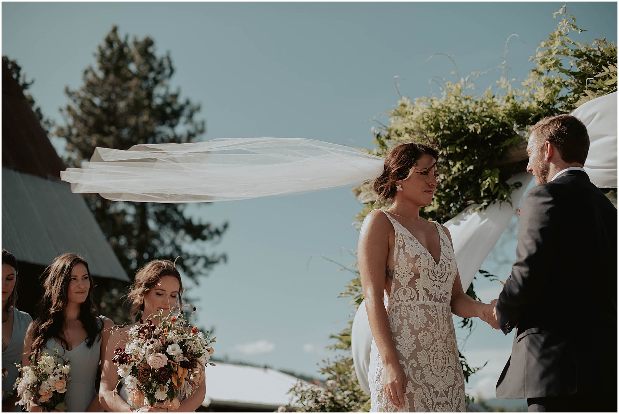 brides veil in the wind, windy wedding ceremony, 