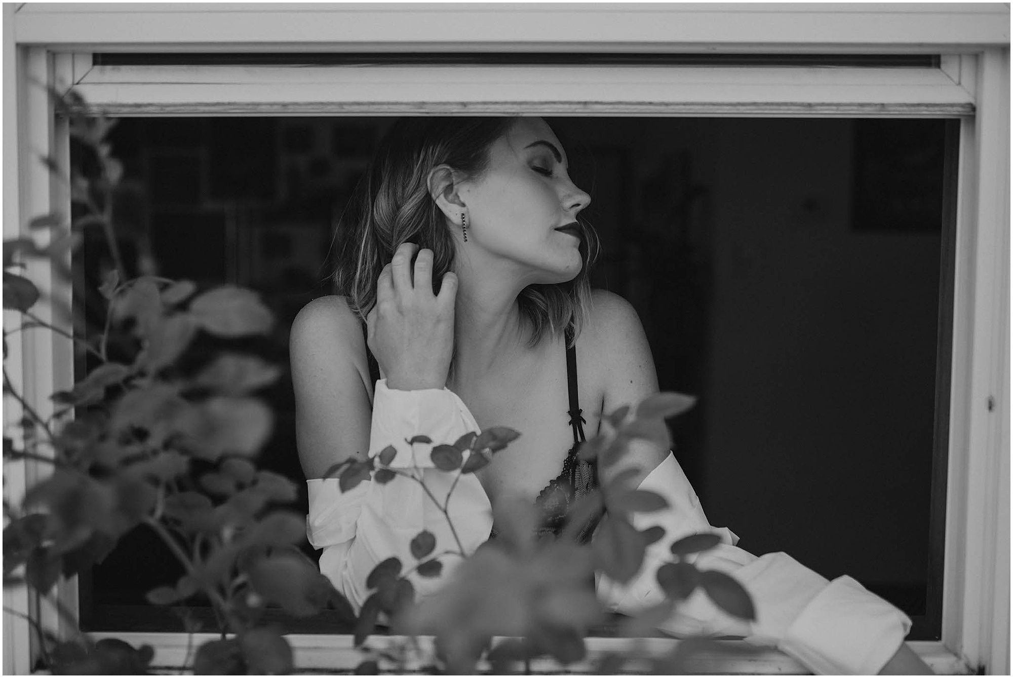 black and white boudoir posing