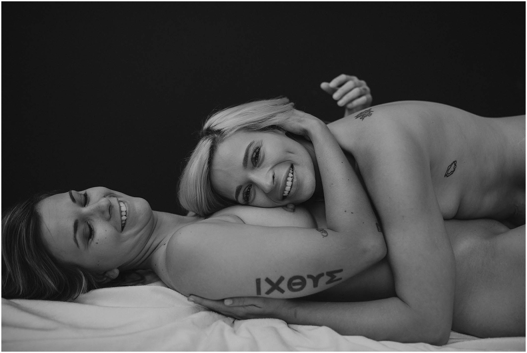 couple posing naked on the floor, engayged couple,